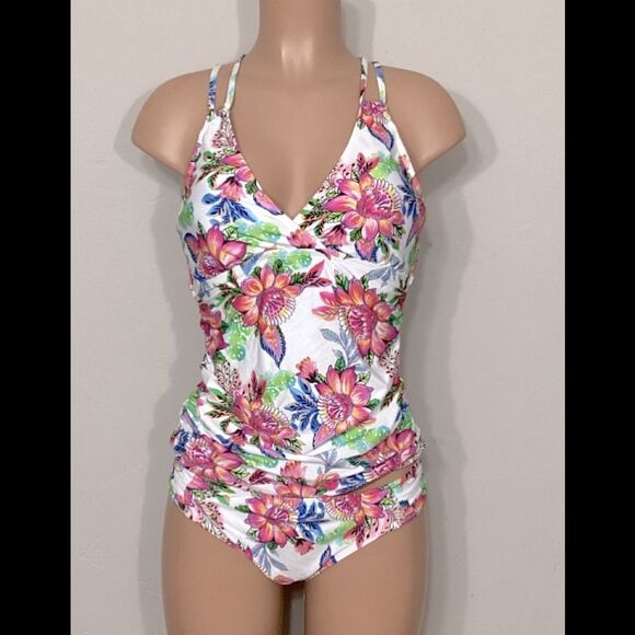 New. La Blanca floral Tankini set. Normally $189
8-top/10-bottom - Picture 8 of 15